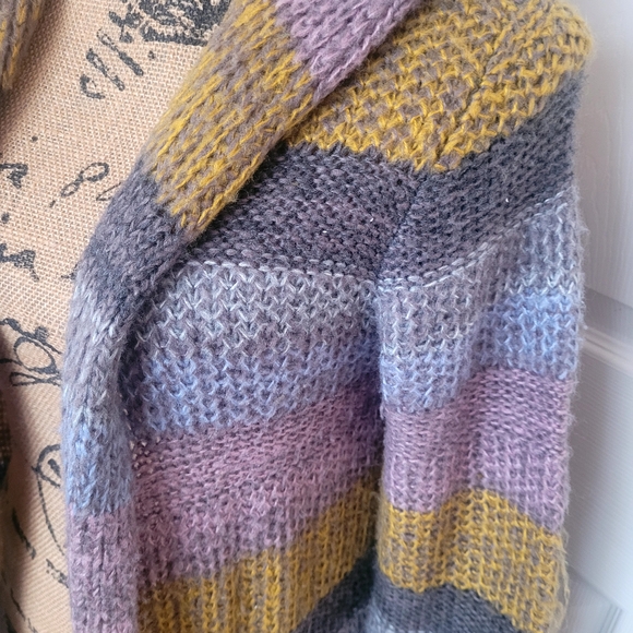 🩶 Hem & Thread Cardigan - Picture 2 of 5